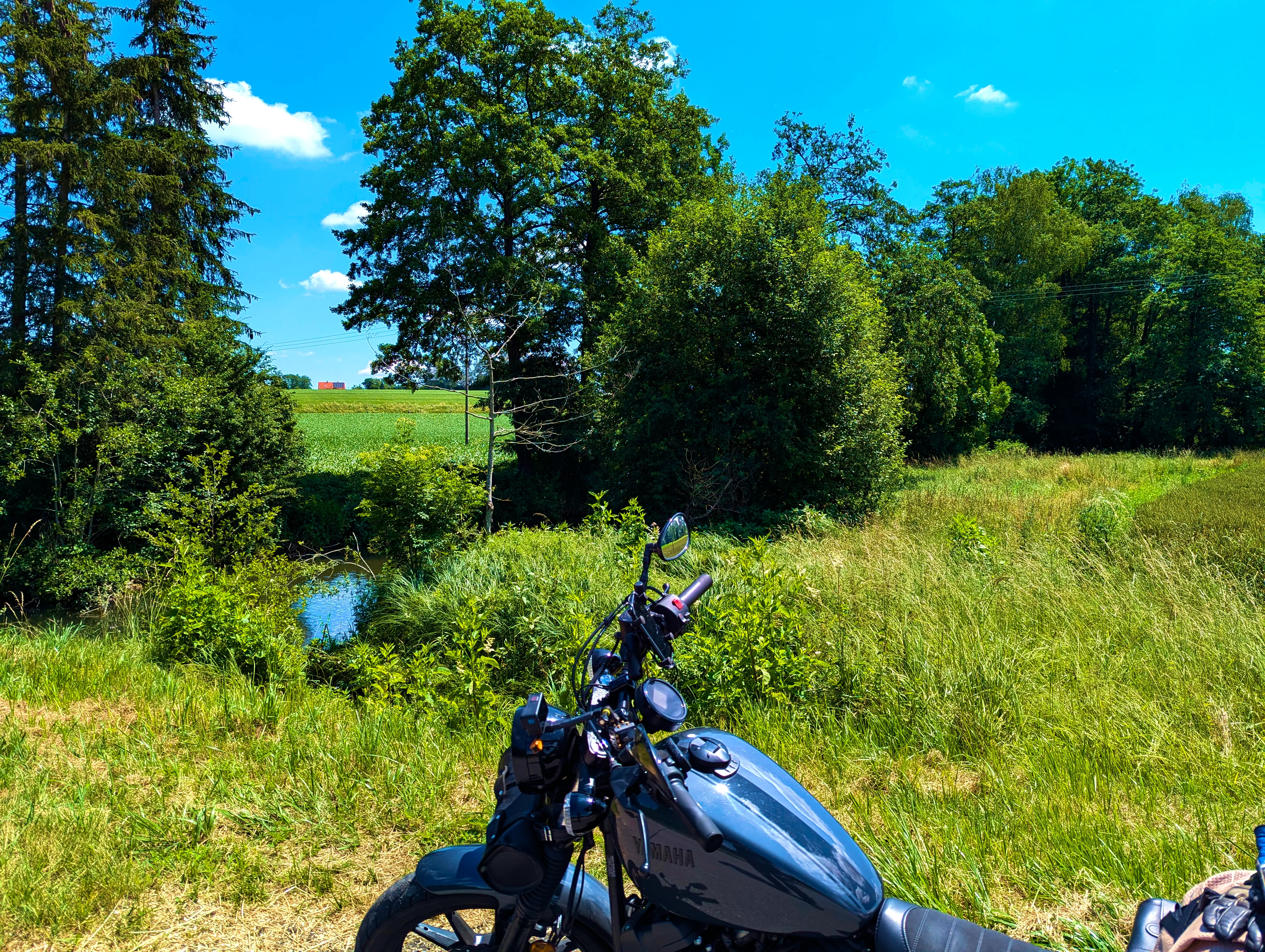 Bolt an Brücke am Straßenrand
