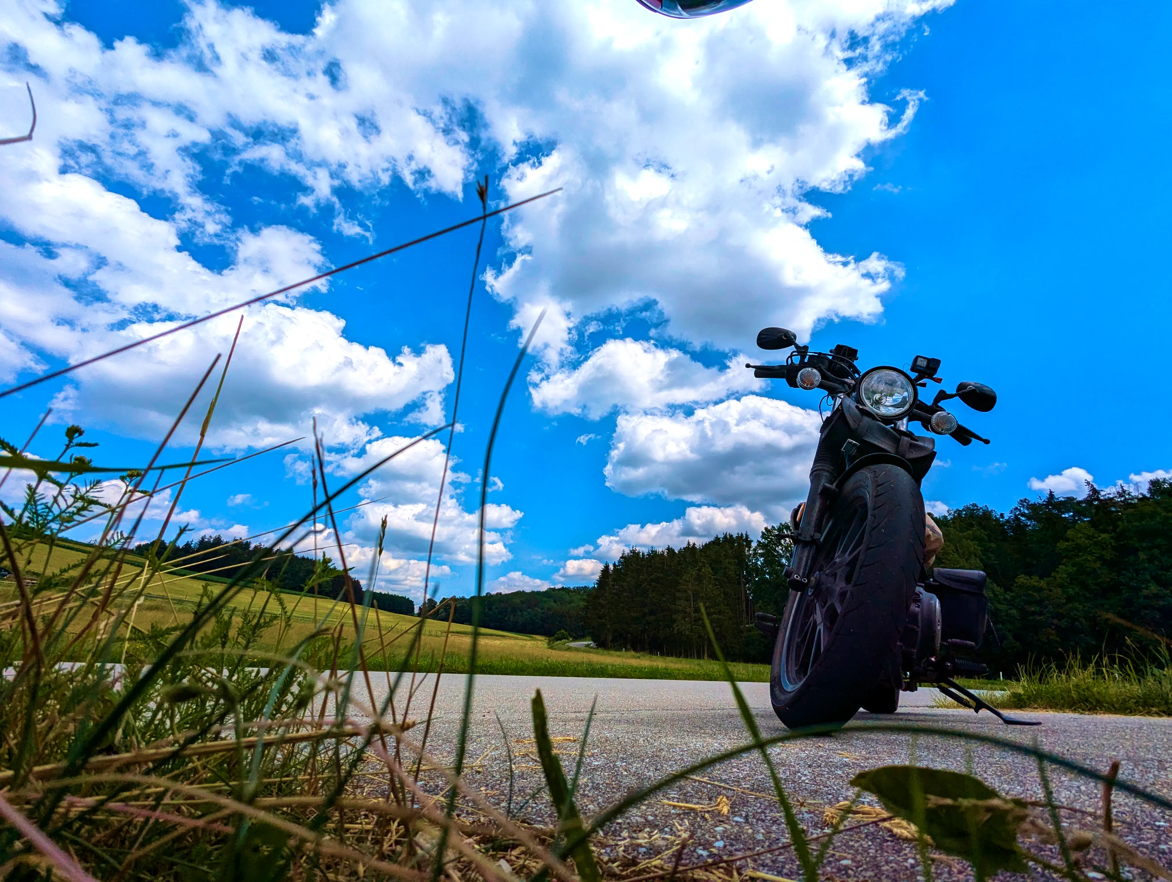 Oben blau-weiß, Mitte schwarz, unten grün-grau