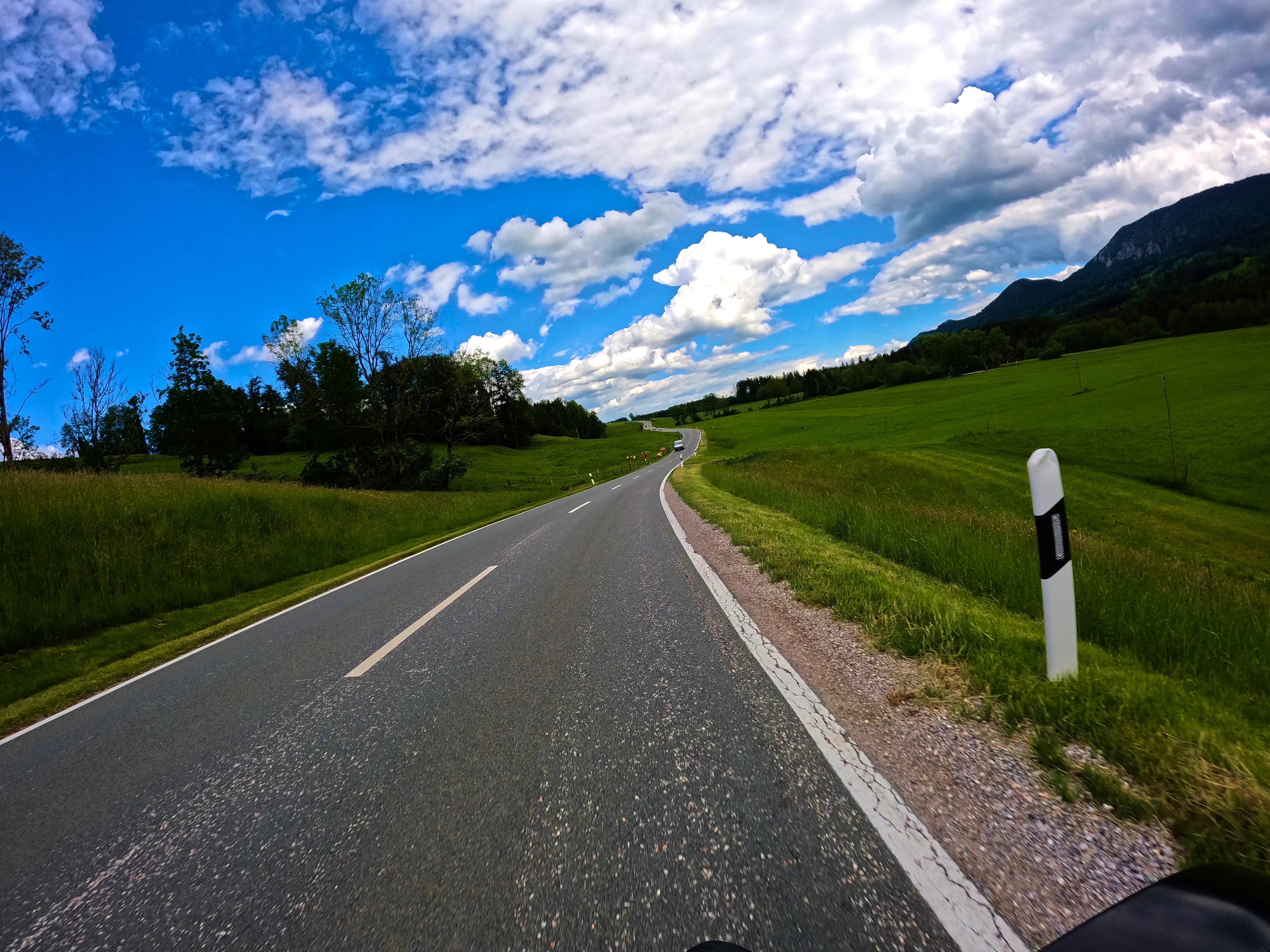 Über kurvige Straßen